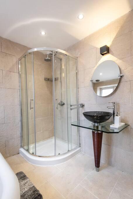 Windsor House 3 Bedrooms Sleeps 8 Манчестър Екстериор снимка