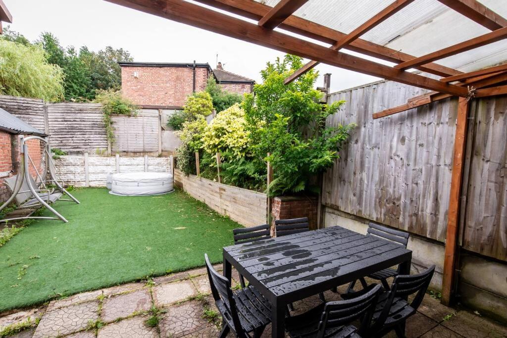 Windsor House 3 Bedrooms Sleeps 8 Манчестър Екстериор снимка