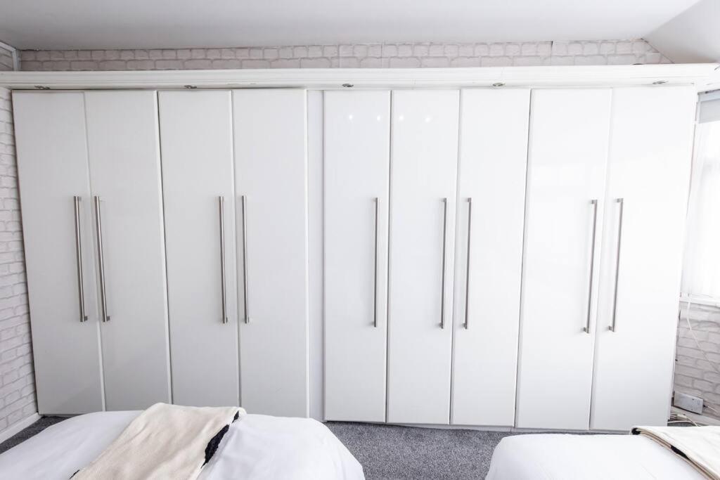 Windsor House 3 Bedrooms Sleeps 8 Манчестър Екстериор снимка