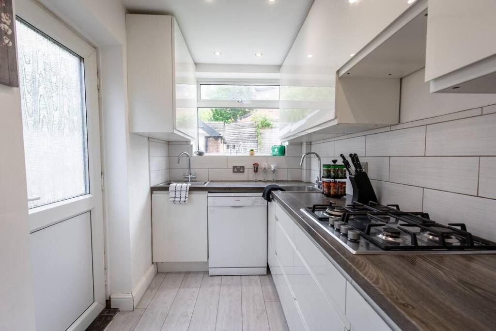 Windsor House 3 Bedrooms Sleeps 8 Манчестър Екстериор снимка