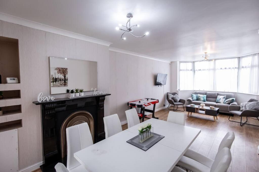 Windsor House 3 Bedrooms Sleeps 8 Манчестър Екстериор снимка
