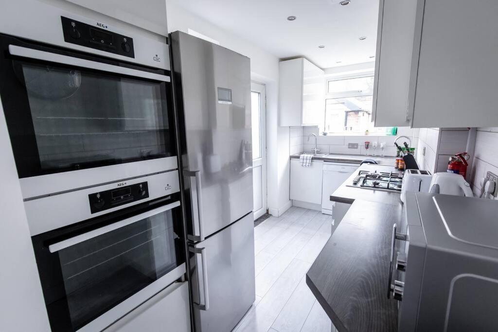 Windsor House 3 Bedrooms Sleeps 8 Манчестър Екстериор снимка