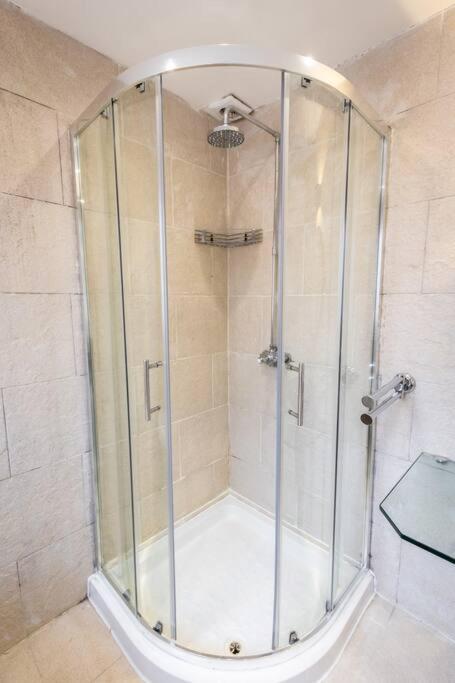 Windsor House 3 Bedrooms Sleeps 8 Манчестър Екстериор снимка