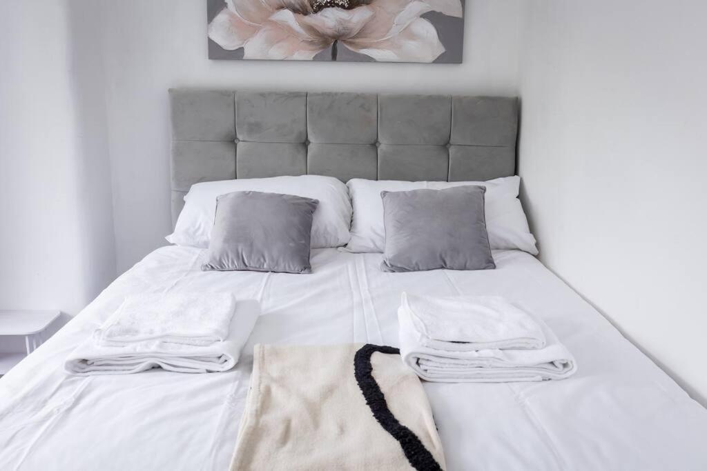 Windsor House 3 Bedrooms Sleeps 8 Манчестър Екстериор снимка