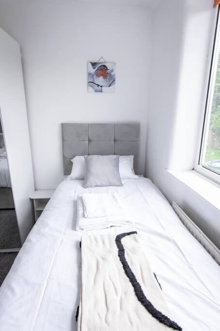 Windsor House 3 Bedrooms Sleeps 8 Манчестър Екстериор снимка