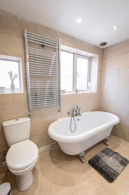 Windsor House 3 Bedrooms Sleeps 8 Манчестър Екстериор снимка